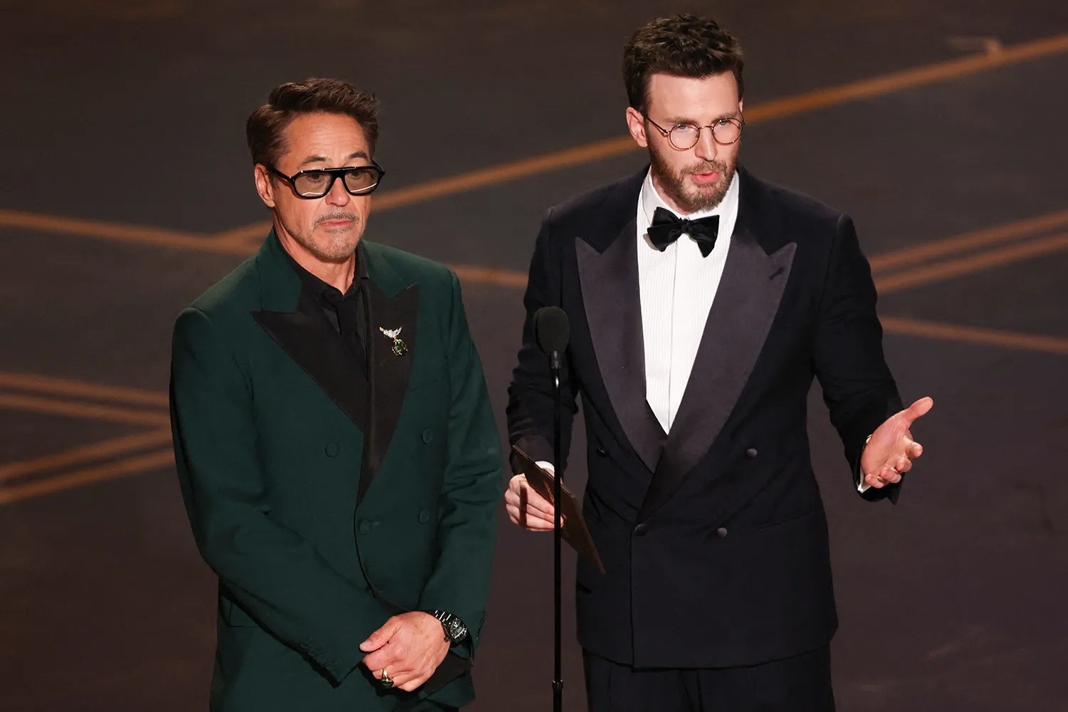 Màn tặng đồ lót trên sân khấu gây tranh cãi nhất Oscar 2026- Ảnh 1.