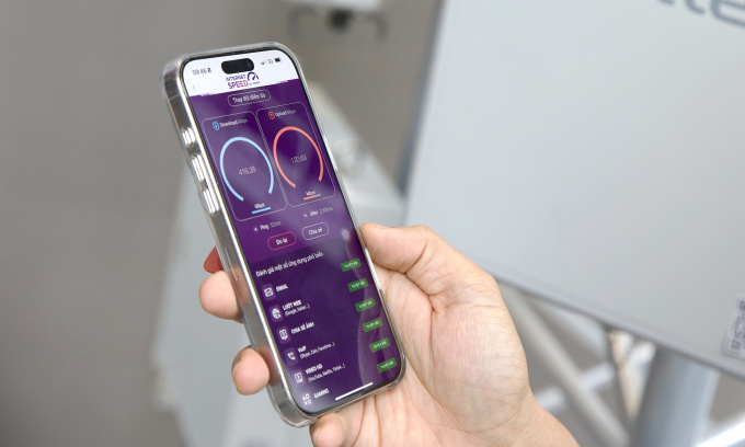 Một người đang sử dụng ứng dụng i-Speed đo tốc độ 5G. Ảnh: Lưu Quý