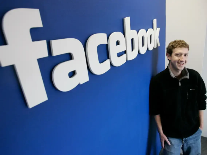 Mark Zuckerberg, CEO Meta, tạo dáng tại văn phòng của mình ở Palo Alto, California (Mỹ) ngày 5/2/2007. Ảnh: AP