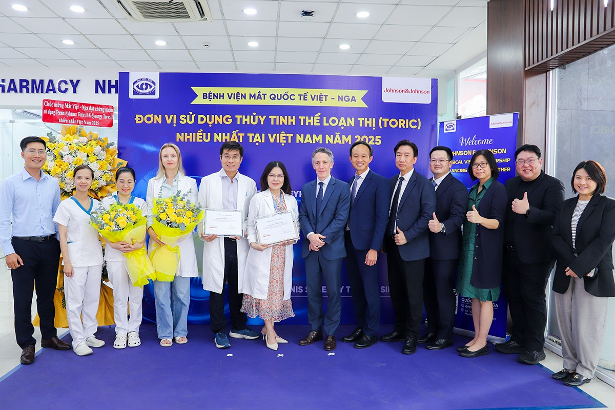 Mắt Việt – Nga nhận giải Phẫu thuật Thủy tinh thể cao cấp TECNIS nhiều nhất Việt Nam 1 Đại diện Bệnh viện Mắt Quốc tế Việt - Nga nhận Chứng nhận từ tập đoàn Johnson & Johnson Việt Nam