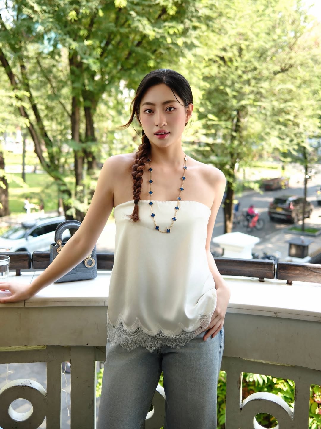 Lương Thùy Linh, Tiểu Vy, Thiên Ân mê tít đồ lụa: Mát mẻ, sang chảnh lại rất lúng liếng, diện mùa hè over hợp- Ảnh 1.