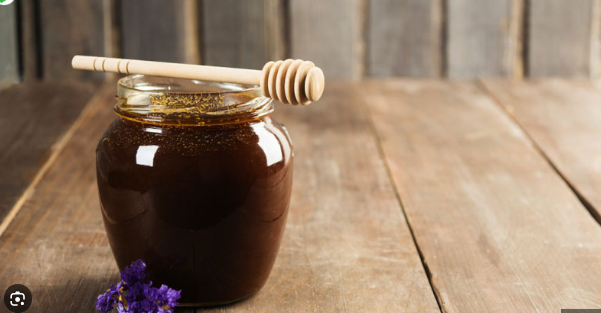 Nếu mật ong chỉ sẫm màu hơn nhưng vẫn giữ mùi thơm đặc trưng, không có dấu hiệu lên men hay vị chua thì vẫn có thể tiếp tục sử dụng trong chế biến hoặc pha đồ uống.