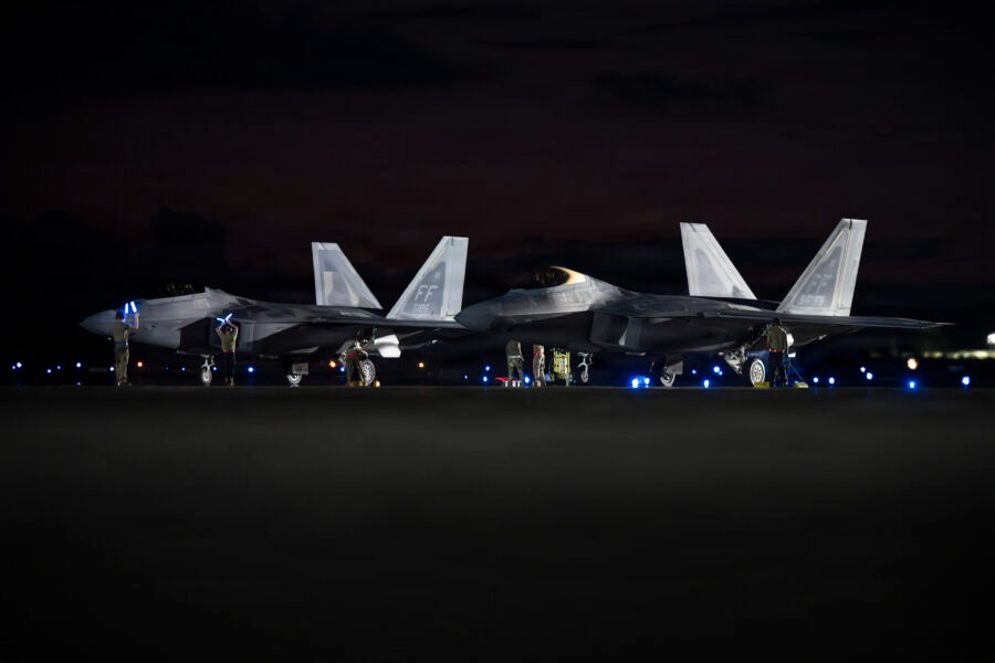 Mỹ điều thêm nhiều máy bay ném bom chiến lược áp sát Iran - Ảnh 1.