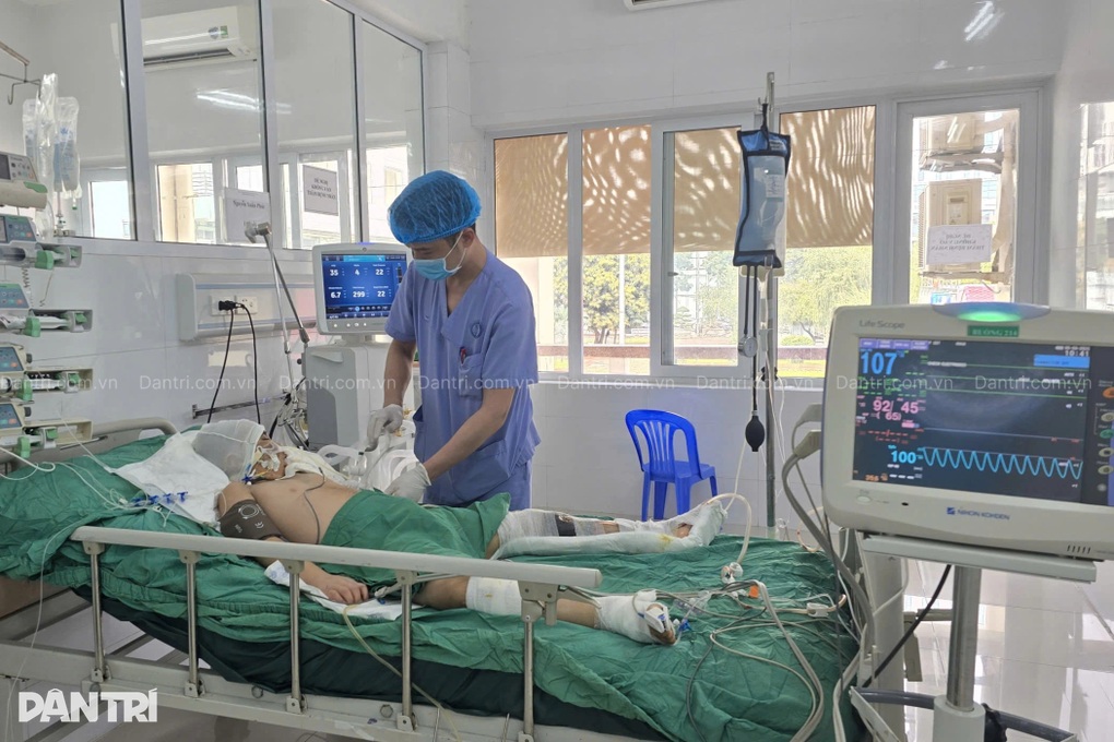 Máy xúc chèn qua người, bé trai 11 tuổi đang giành giật sự sống từng ngày - 1