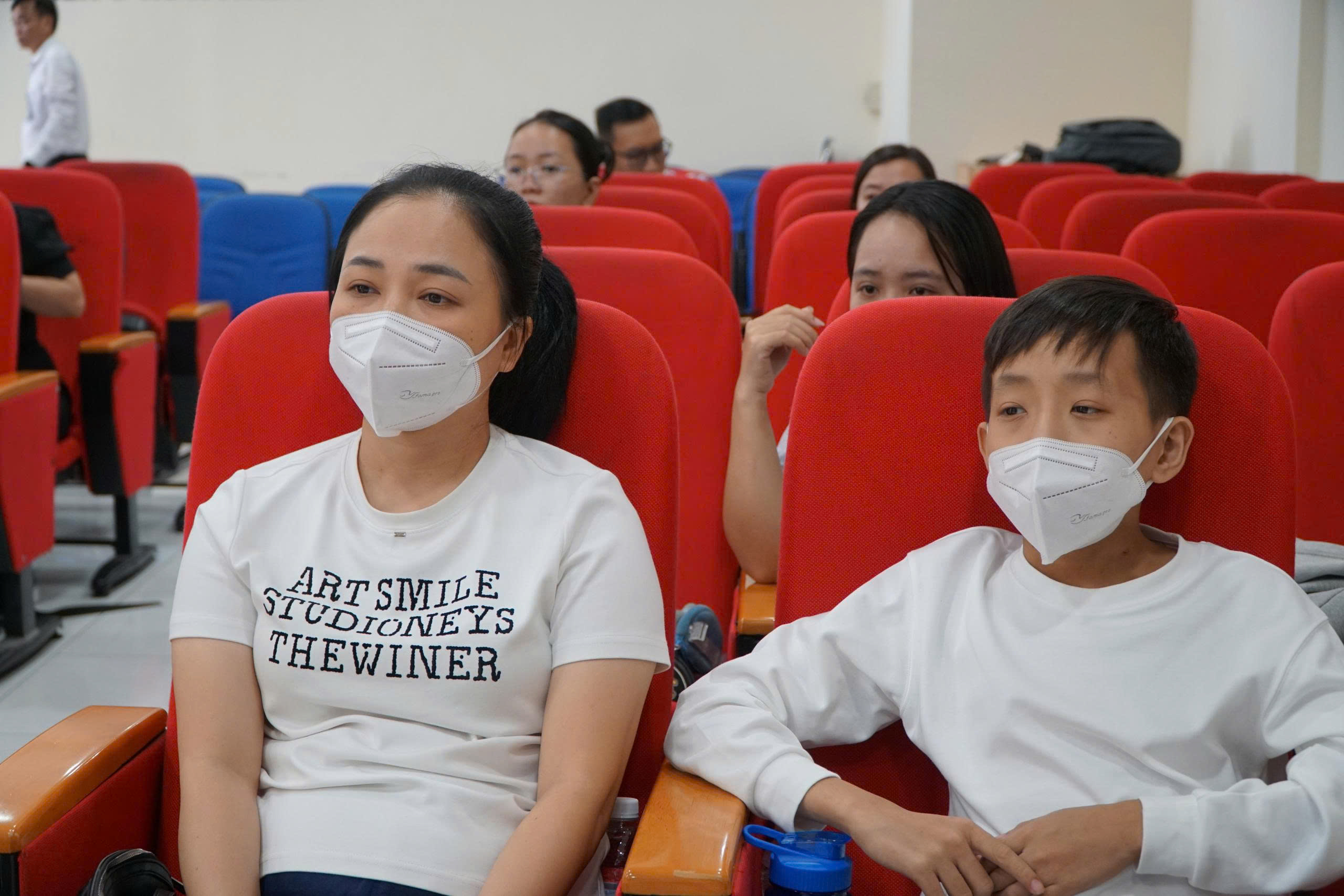 Mẹ hiến thận cứu con, ca ghép đầu tiên tại Bệnh viện Nhi đồng 1 - Ảnh 1.