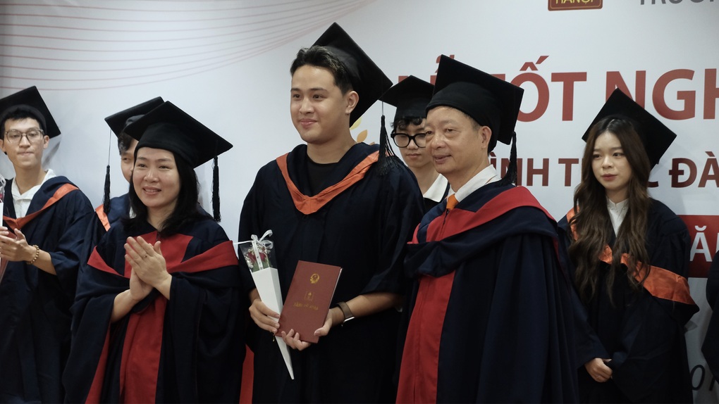 Mẹ phản đối kịch liệt, nam sinh vẫn quyết đi du học và cái kết bất ngờ - 2