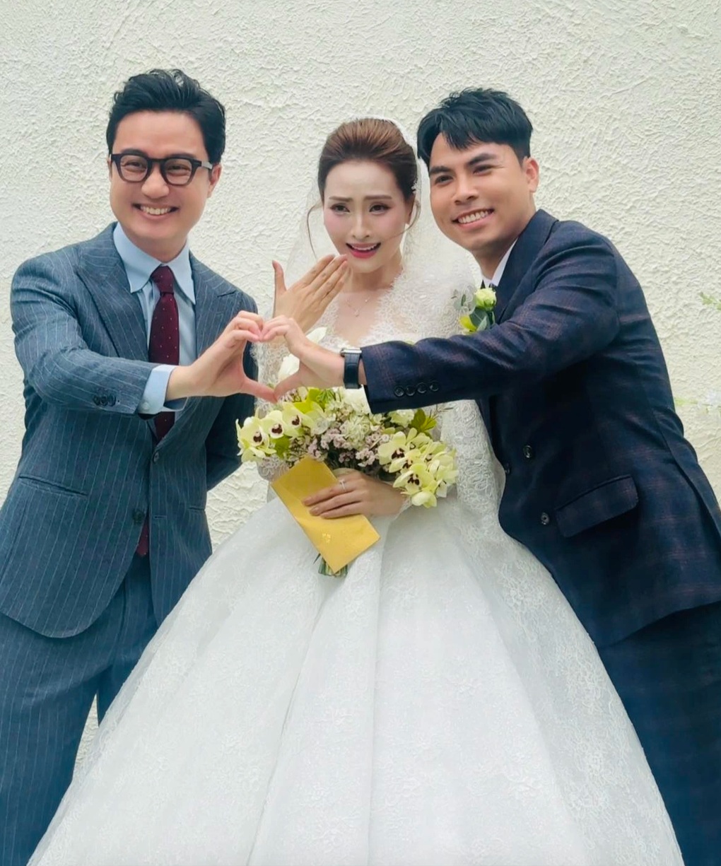 Mẹ vợ làm thơ tặng Đức Huy trong lễ cưới với MC Mù Tạt - 1