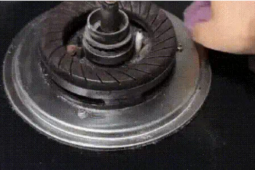 Cách làm sạch bếp gas cực kỳ đơn giản với bột nở, giấm và muối