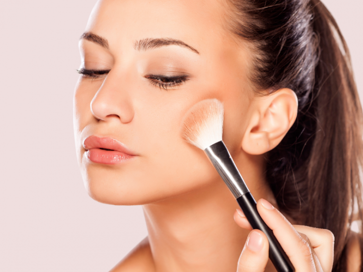 Trang điểm nhẹ nhàng với mỹ phẩm phù hợp với thời tiết nồm ẩm.