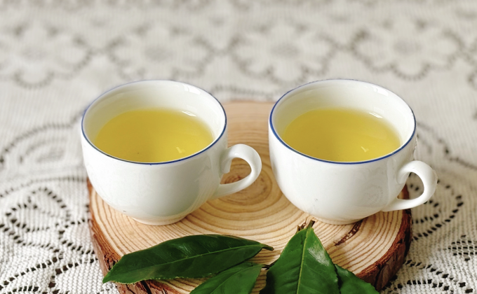 Nhấm nháp một cốc trà xách có thể giảm cảm giác buồn ngủ. Ảnh: Bảo Bảo