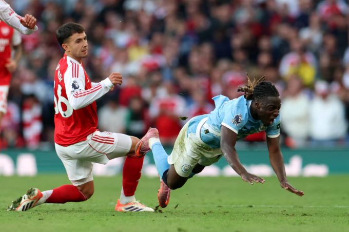 Martin Zubimendi (trái) tranh chấp với Jeremy Doku trong trận Arsenal hòa Man City 1-1 ở Ngoại hạng Anh trên sân Emirates, London, Anh ngày 21/9/2025. Ảnh: Reuters