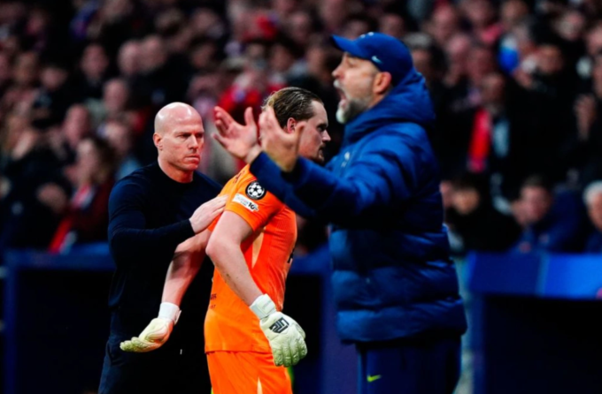 HLV Igor Tudor phớt lờ Antonin Kinsky khi rút anh khỏi sân trong trận Tottenham thua Atletico 2-5 ở lượt đi vòng 1/8 Champions League ngày 10/3/2026. Ảnh: PA Wire