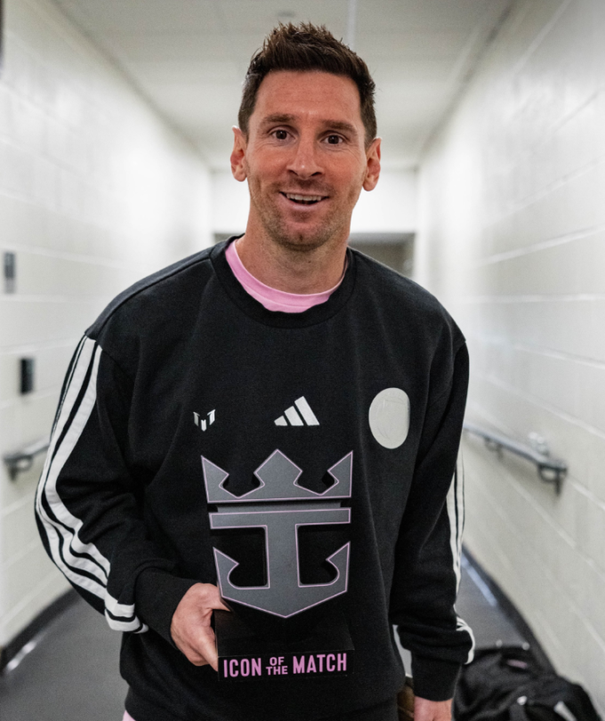 Lionel Messi nhận danh hiệu cầu thủ hay nhất trận. Ảnh: Inter Miami