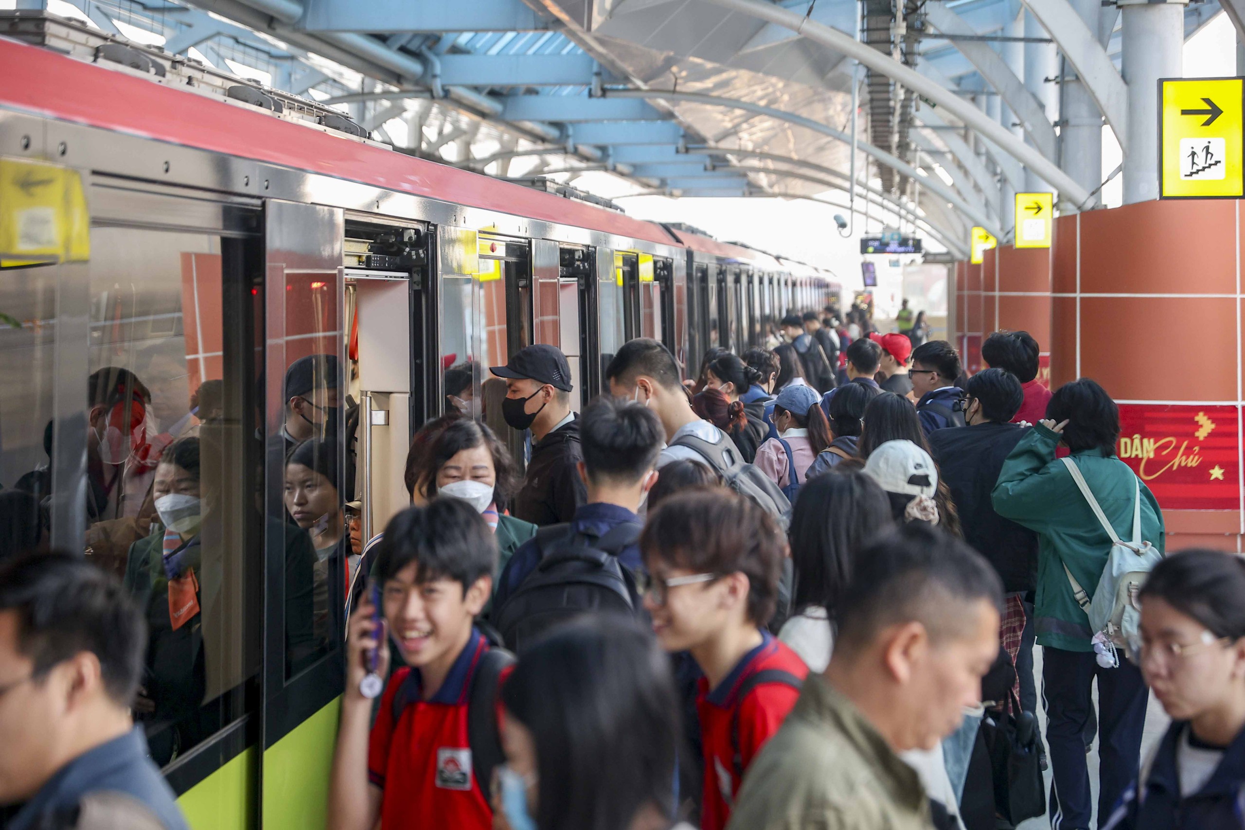 Metro, xe điện 'cứu nguy' cho giao thông đô thị- Ảnh 1. Metro, xe điện 'cứu nguy' cho giao thông đô thị- Ảnh 1.
