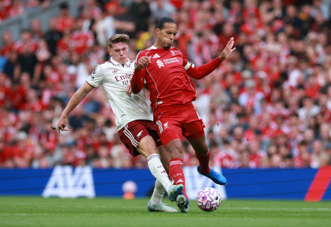 Đội trưởng Liverpool Virgil van Dijk phá bóng trong chân tiền đạo Arsenal Viktor Gokyeres trong trận thắng 1-0 ở vòng 3 Ngoại hạng Anh trên sân Anfield ngày 30/8/2025. Ảnh: Reuters