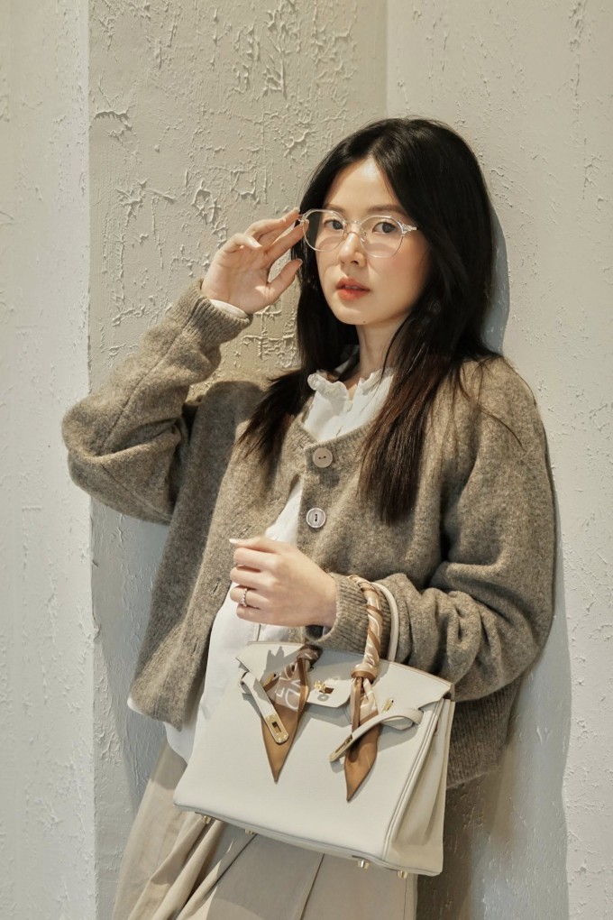 Midu xách chiếc túi xa xỉ đi dạy.