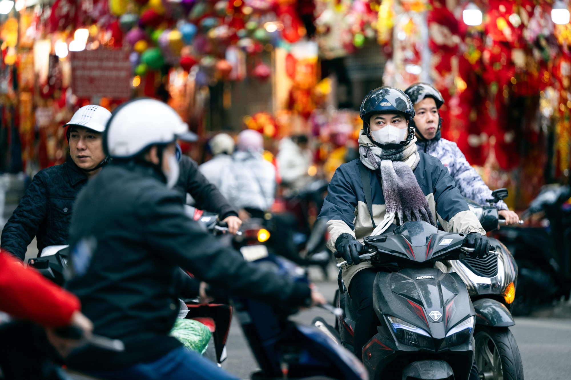 Sau ngày nóng kỷ lục vào mùa đông, Miền Bắc chính thức đón không khí lạnh, Hà Nội chỉ còn 16 độ- Ảnh 1.