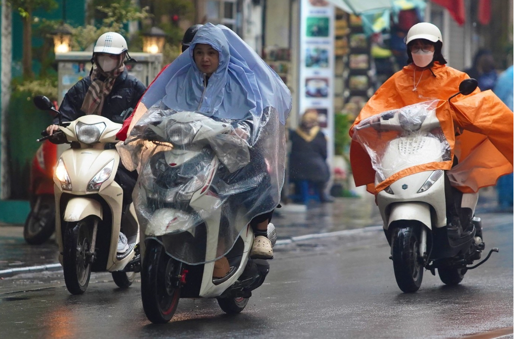 Miền Bắc đón không khí lạnh mạnh, trời rét buốt, nhiệt độ có nơi dưới 13 độ- Ảnh 1.