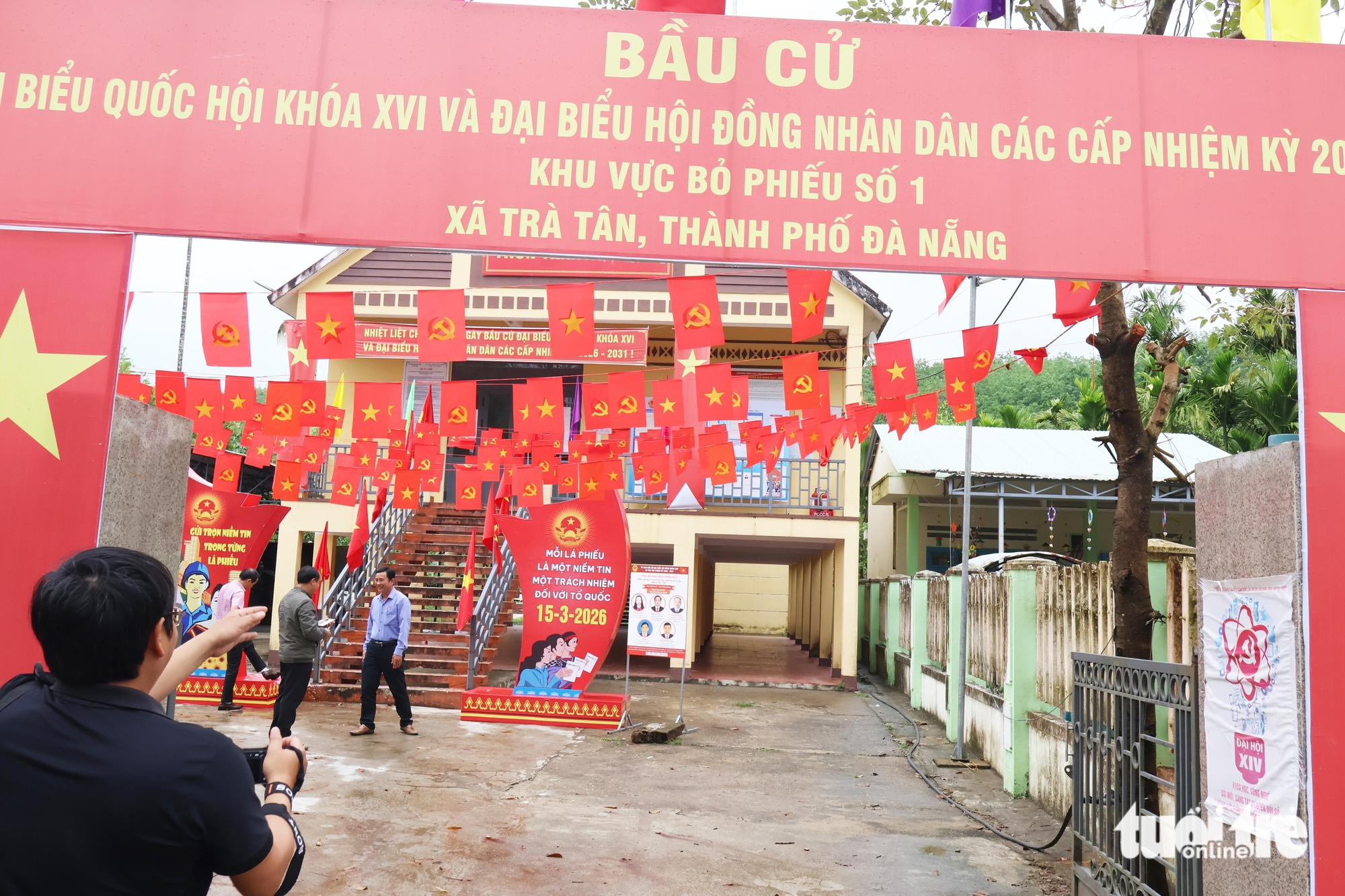 Miền núi Trà Leng, Trà Tân ở Đà Nẵng trang hoàng rực rỡ cho ngày bầu cử - Ảnh 1.