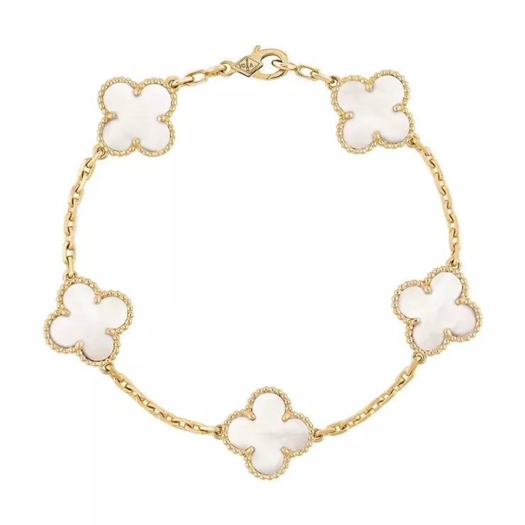 Bên cạnh túi xách, Minh Hằng còn đeo hai vòng tay Vintage Alhambra, 5 motifs của Van Cleef & Arpels. Thiết kế chế tác từ vàng 18K kết hợp đá carnelian, mỗi chiếc có giá khoảng 160 triệu đồng theo công bố của hãng. Tổng trị giá hai vòng là 320 triệu đồng.