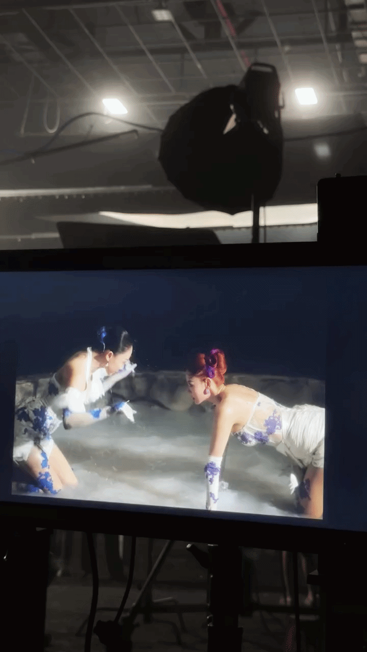 Minh Hằng và Tóc Tiên đang làm chuyện gì vậy?- Ảnh 1.