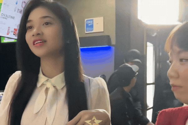 Á hậu Việt sượng trân khi bị yêu cầu bỏ tiền túi mua 200 vé xem phim, netizen nhìn gia cảnh khó khăn mà thương- Ảnh 1.