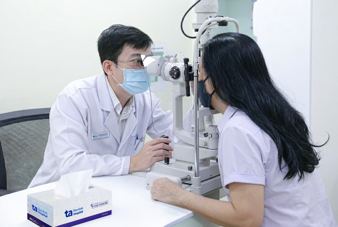 Bác sĩ Huy Tùng kiểm tra mắt cho chị Lý. Ảnh: Bệnh viện Đa khoa Tâm Anh