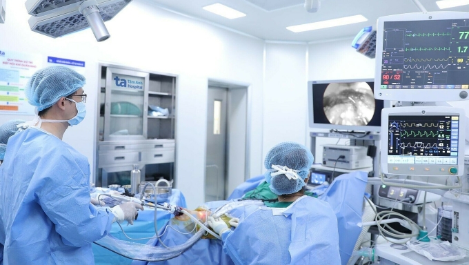 Bác sĩ Tấn và êkíp mổ nội soi tuyến giáp cho người bệnh. Ảnh: Bệnh viện Đa khoa Tâm Anh