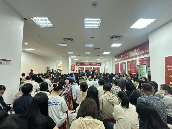 Hàng người xếp hàng chờ thanh toán tại Bảo Tín Minh Châu, lúc 15h30 ngày 23/3. Ảnh: Trọng Hiếu