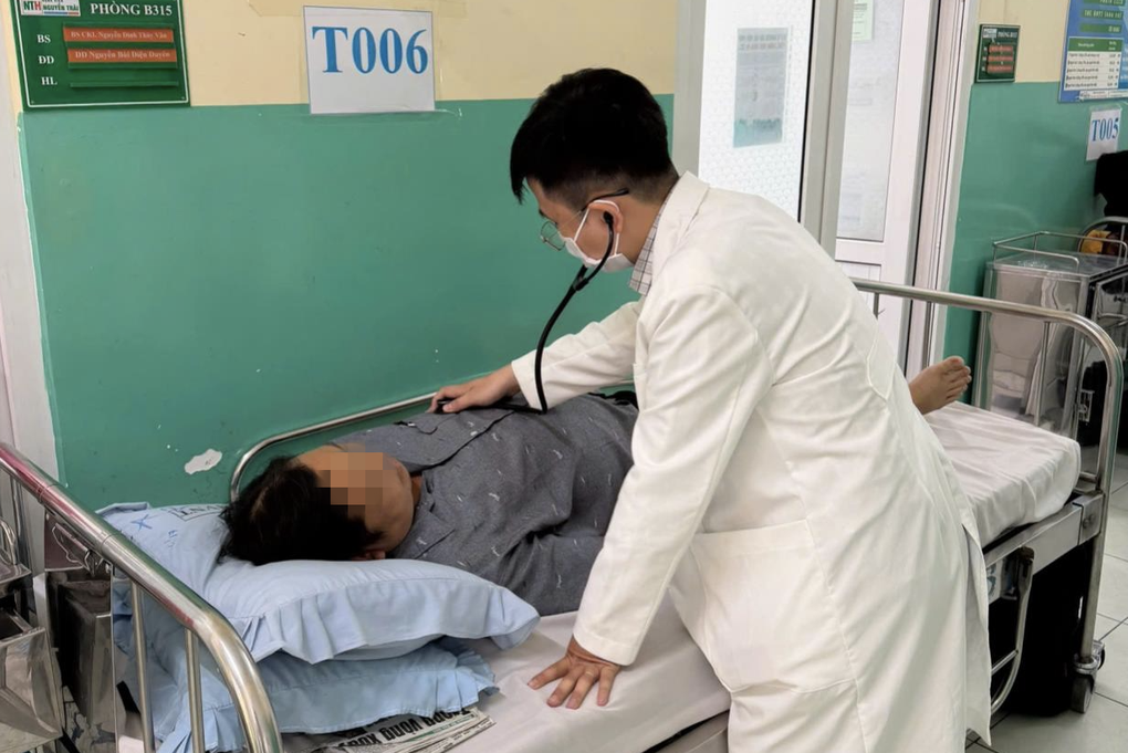 Mỗi ngày uống nửa lít rượu suốt một tuần, người đàn ông ở TPHCM nguy kịch - 1