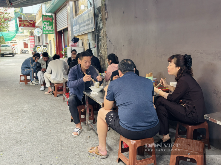 Một quán bún cá rô ven đường nhưng luôn đông khách. Ảnh: Nhật Hà