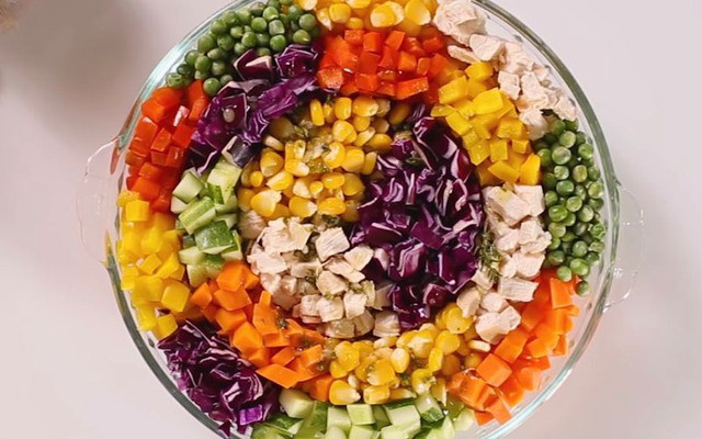 Món ăn giúp cơ thể bớt mệt mỏi khi thời tiết giao mùa hiệu quả nhất 1 Salad là lựa chọn nhẹ nhàng nhưng vẫn đảm bảo cung cấp đầy đủ vi chất cần thiết. Rau củ nhiều màu sắc cung cấp vitamin A, C, E giúp tăng sức đề kháng.