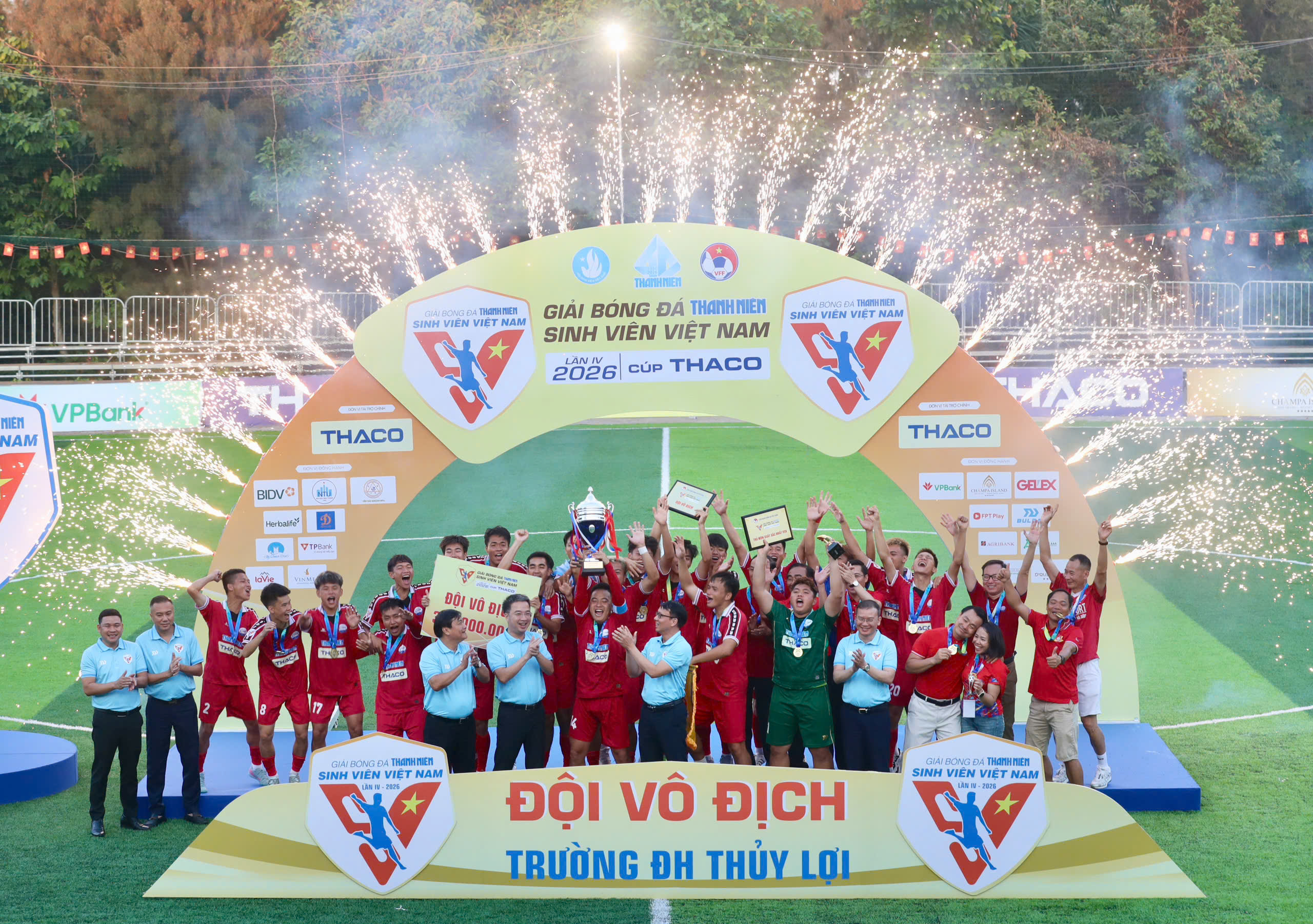 Món quà đặc biệt tặng con gái của HLV Vũ Văn Trung- Ảnh 1. Món quà đặc biệt tặng con gái của HLV Vũ Văn Trung- Ảnh 1.