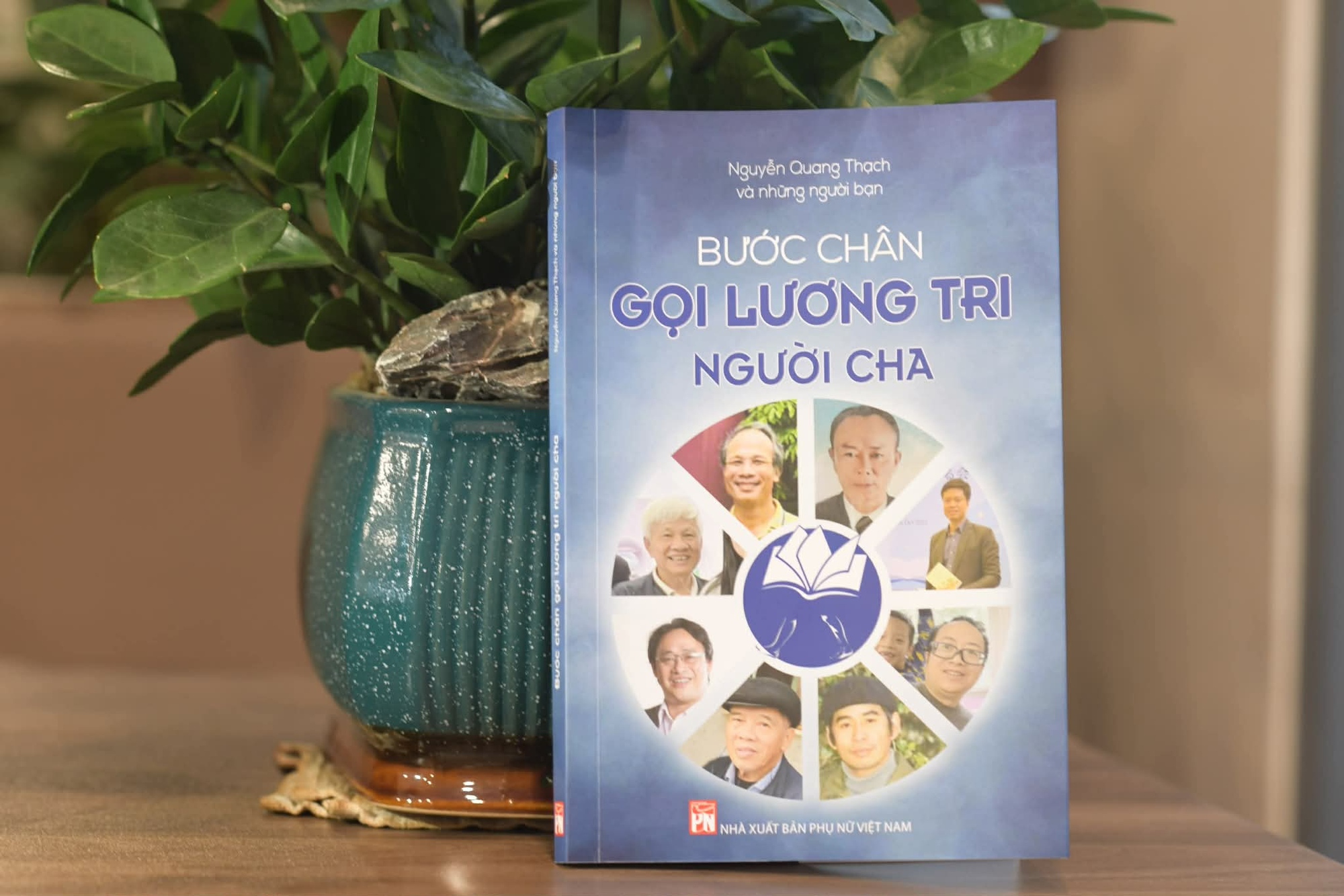 Sách hay Bước chân gọi lương tri người cha của Nguyễn Quang Thạch năm 2026 - Ảnh 1.