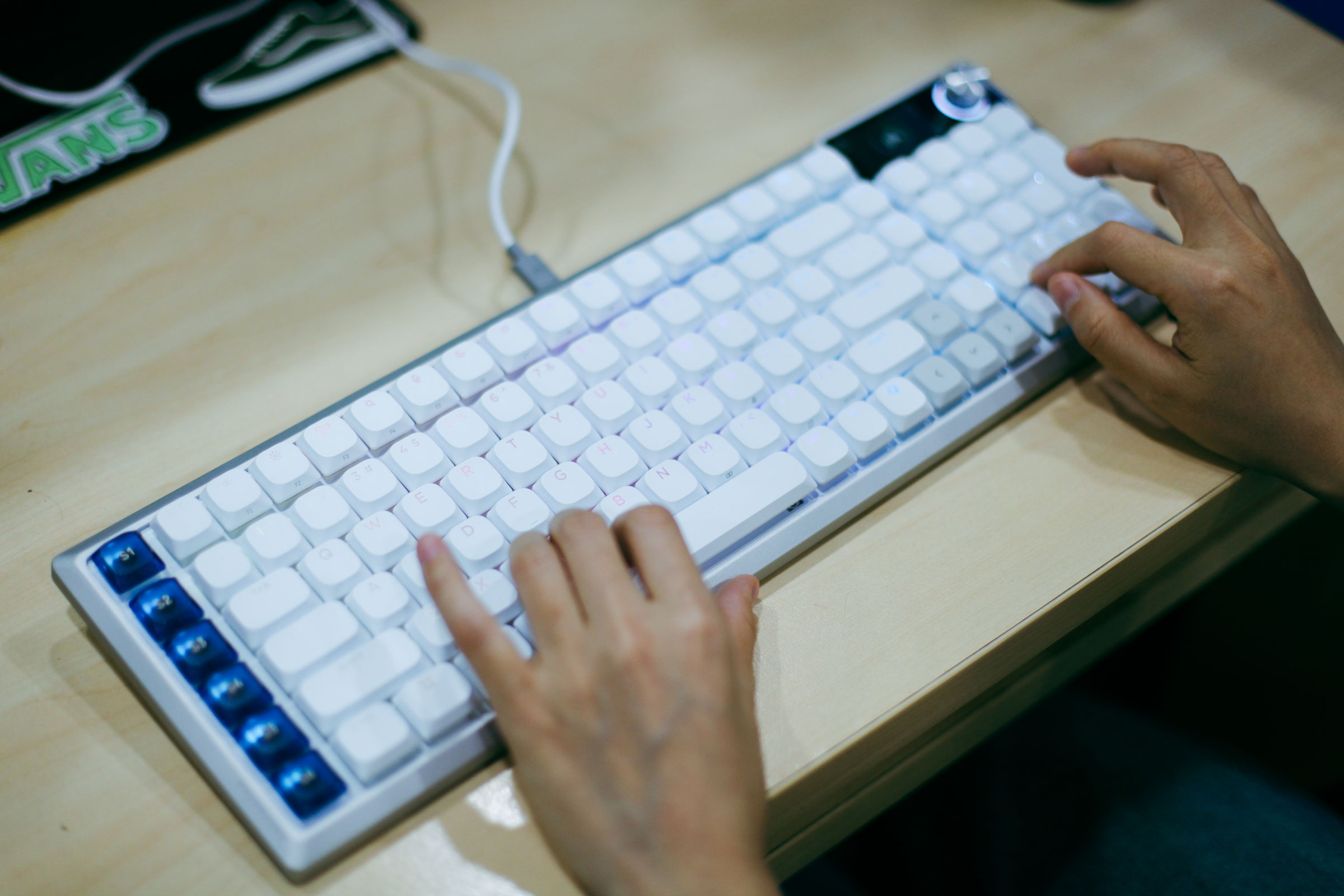 Trải nghiệm bàn phím cơ Vanguard Air 99 Wireless: Mỏng, đẹp, tích hợp nút Stream Deck - Ảnh 1.