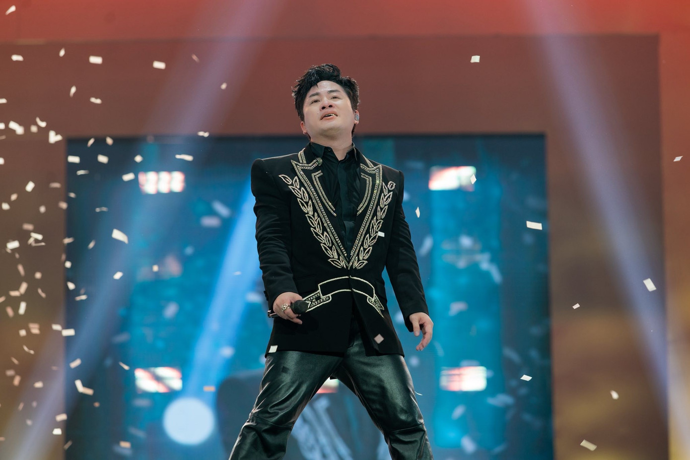 Một bản nhạc Việt gây sốt 4 lần, đẩy Tùng Dương vào tranh cãi- Ảnh 1.