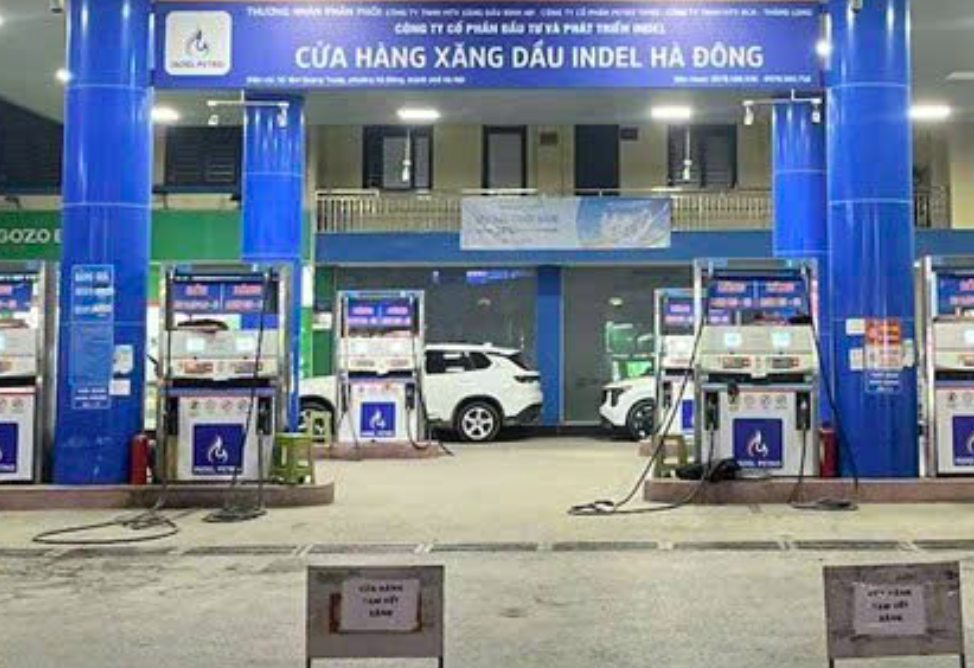 Cửa hàng xăng dầu Hà Nội hết hàng vì nguồn cung bị gián đoạn - Ảnh 1.