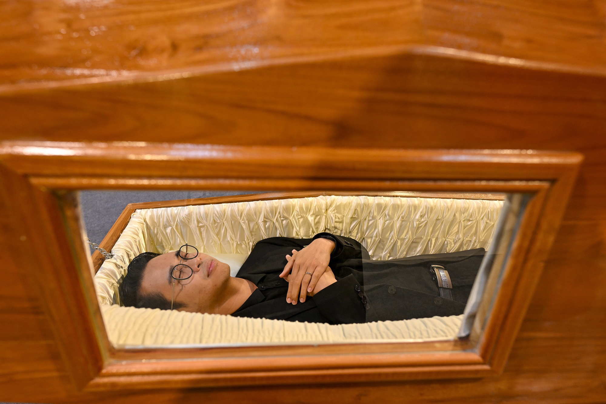 Một lễ hội ở Thái Lan mời khách vào quan tài 'thử chết' 1 Một lễ hội ở Thái Lan mời khách vào quan tài 'thử chết' - Ảnh 1.