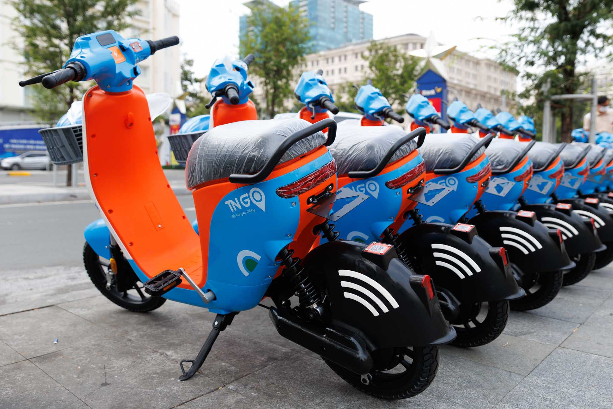 Một mô hình giao thông mới vừa xuất hiện ở TP.HCM, người dân hào hứng trải nghiệm trong ngày đầu ra mắt- Ảnh 1.