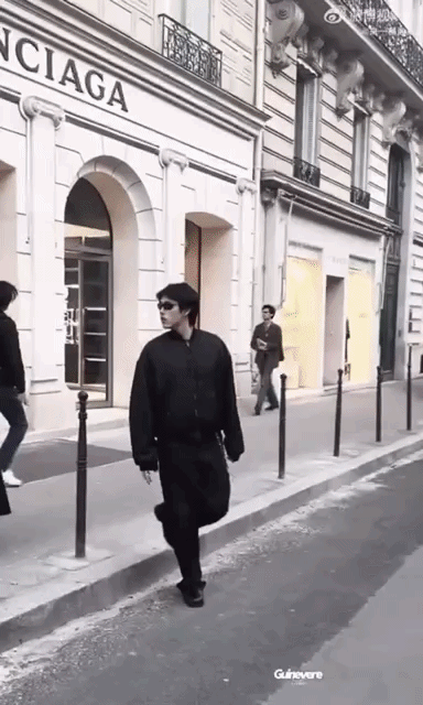 Một nam thần gây chú ý khi diện áo nách rách nách ra phố, biết giá ai cũng ngạc nhiên- Ảnh 2.