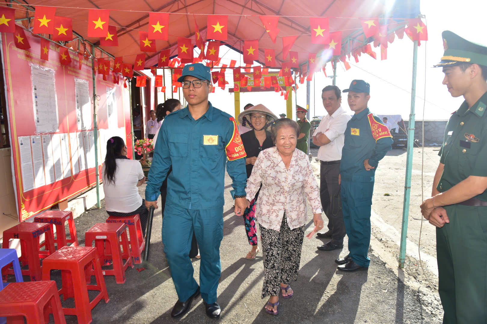 Một ngày bảo vệ 'ngày hội toàn dân' của công an cơ sở tại TP.HCM 7 Một ngày bảo vệ Ngày hội toàn dân của Công an phường tại TP.HCM - Ảnh 7.