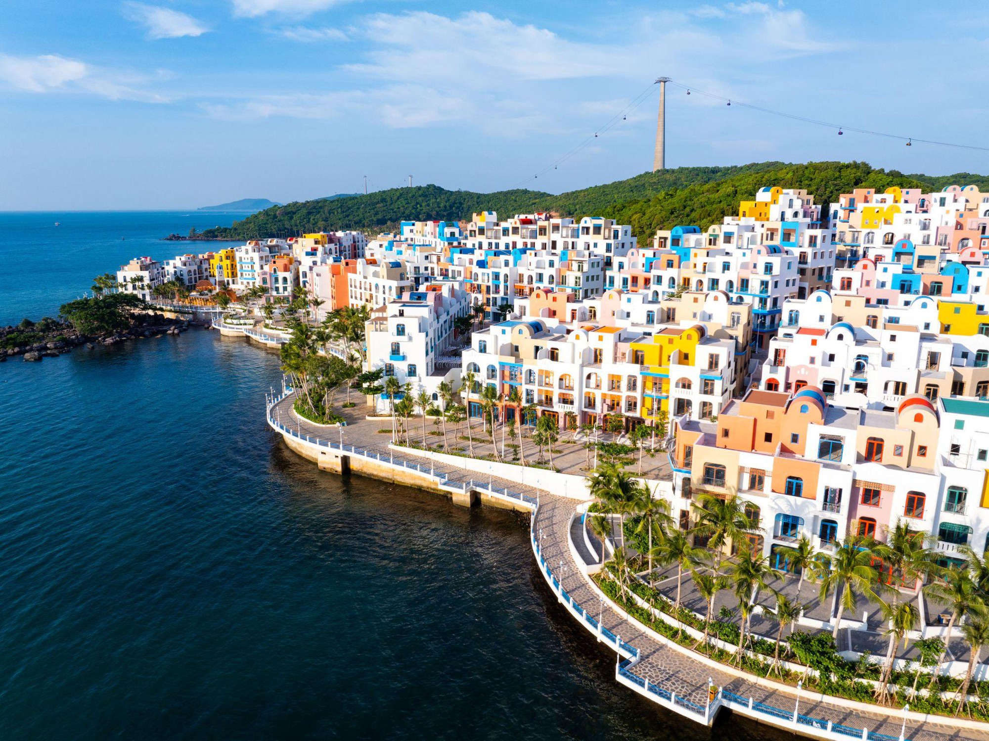 Một thị trấn với sắc trắng và màu trời đang gây sốt ở Phú Quốc- Ảnh 1.