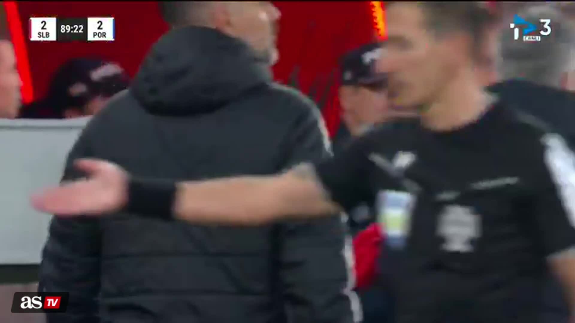 Mourinho nhận thẻ đỏ