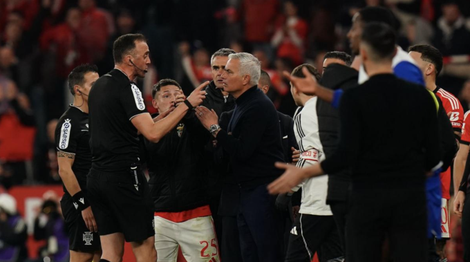 HLV Jose Mourinho phản ứng với trọng tài trong trận Benfica hòa Porto 2-2 ở vòng 25 giải VĐQG Bồ Đào Nha trên sân Ánh sáng, Lisbon, Bồ Đào Nha ngày 8/3/2026. Ảnh: Foot Mercato