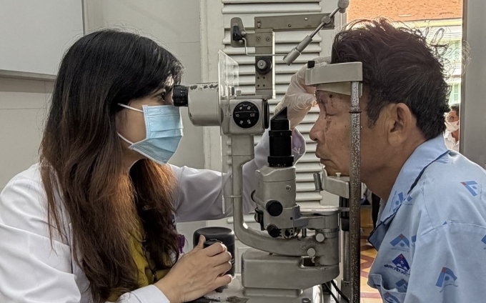 Bác sĩ Vân thăm khám cho bệnh nhân bị tai nạn pháo nổ. Ảnh: Bệnh viện cung cấp