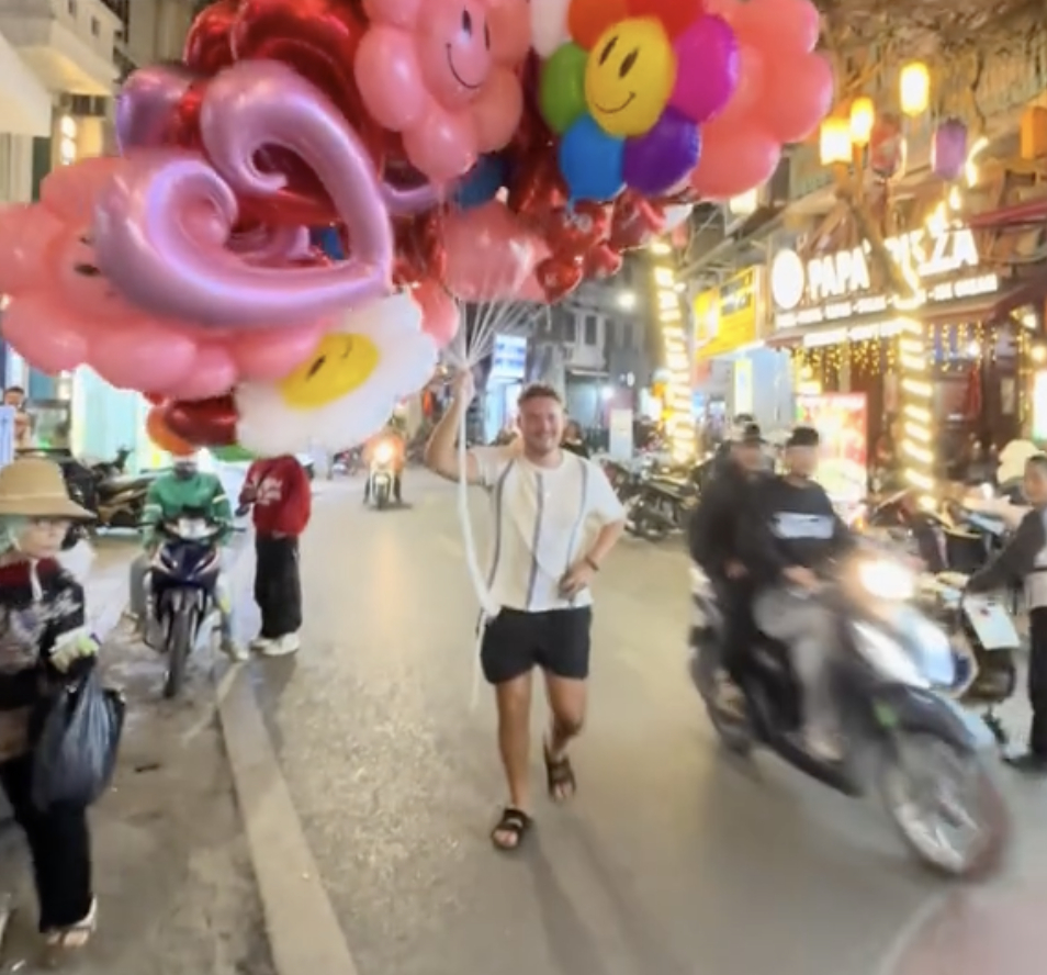 Mua bóng bay giá 1 triệu ở phố cổ Hà Nội, khách Tây bất ngờ chạy nhảy giữa đường đầy khó hiểu- Ảnh 1.