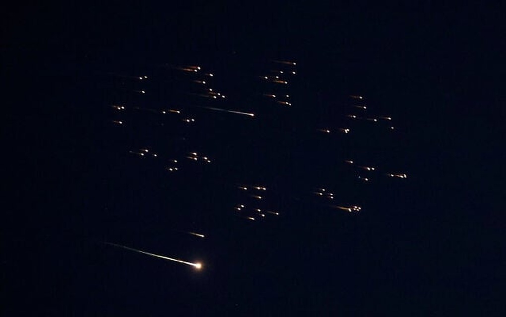 Mưa hỏa lực phân tán của Iran làm khó lá chắn phòng thủ uy lực Israel - 1