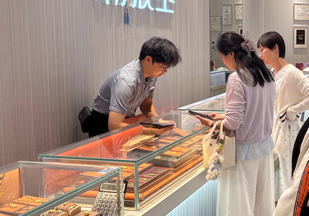 Mua nhà thì quá sức, đầu tư lại chẳng hiểu gì, chỉ có mua vàng mới giúp dân công sở cảm thấy khá hơn- Ảnh 1.