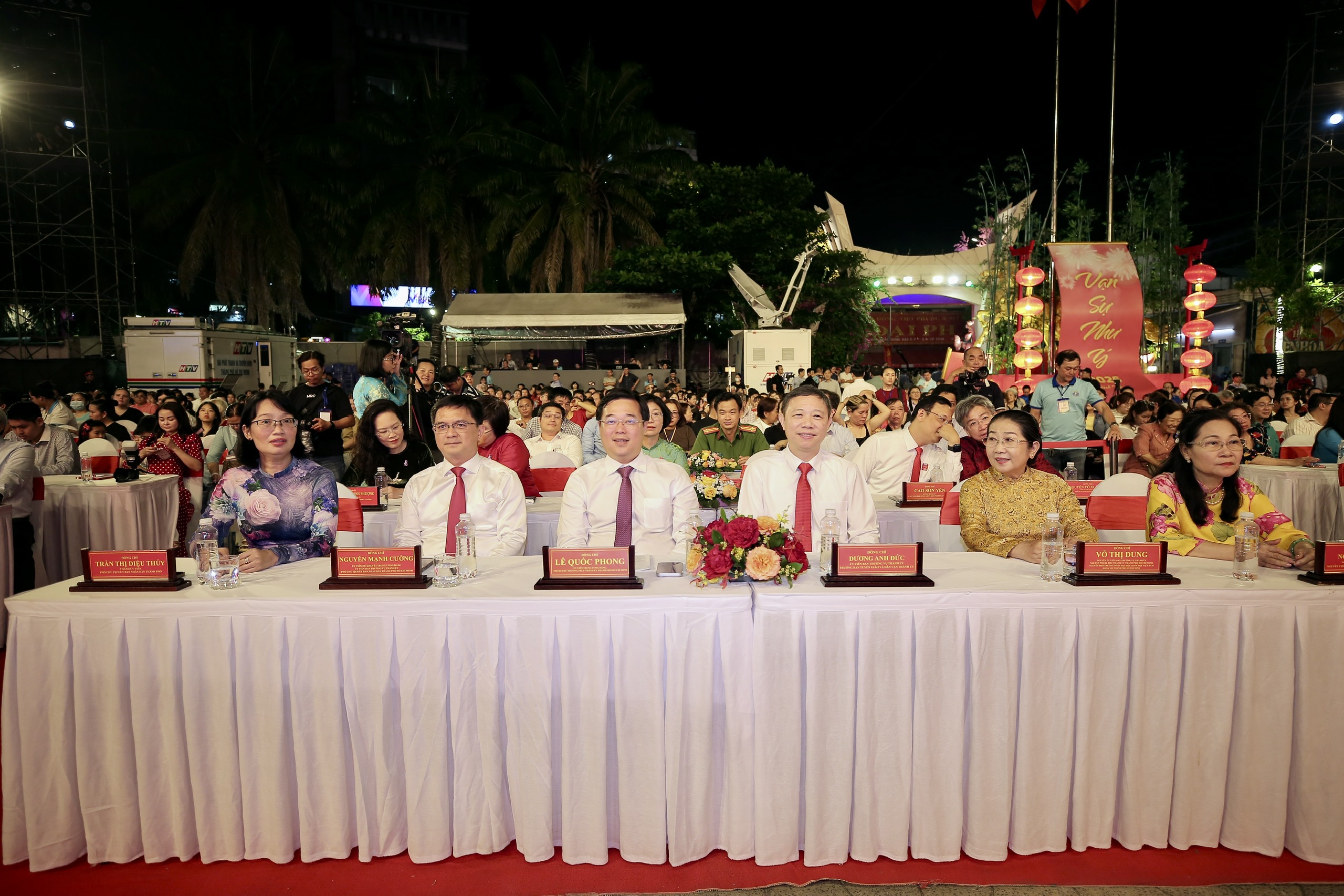 Rực rỡ 'Đêm hội Nguyên tiêu': Múa rồng 68m, 1.200 diễn viên diễu hành- Ảnh 1. Rực rỡ 'Đêm hội Nguyên tiêu': Múa rồng 68m, 1.200 diễn viên diễu hành- Ảnh 1.