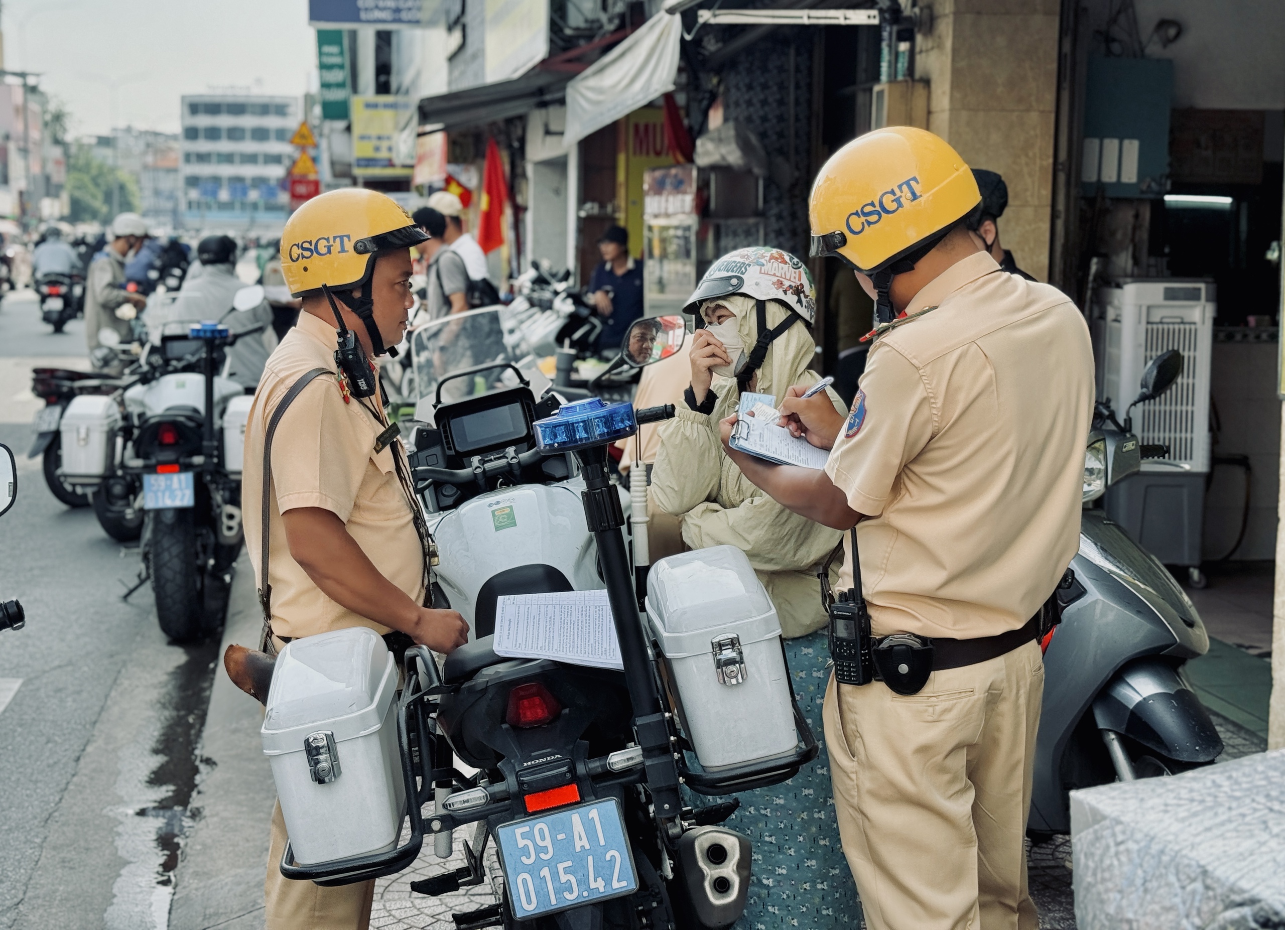 Mức phạt lỗi 'không mang' và 'không có' giấy tờ xe chênh lệch thế nào? - Ảnh 1.